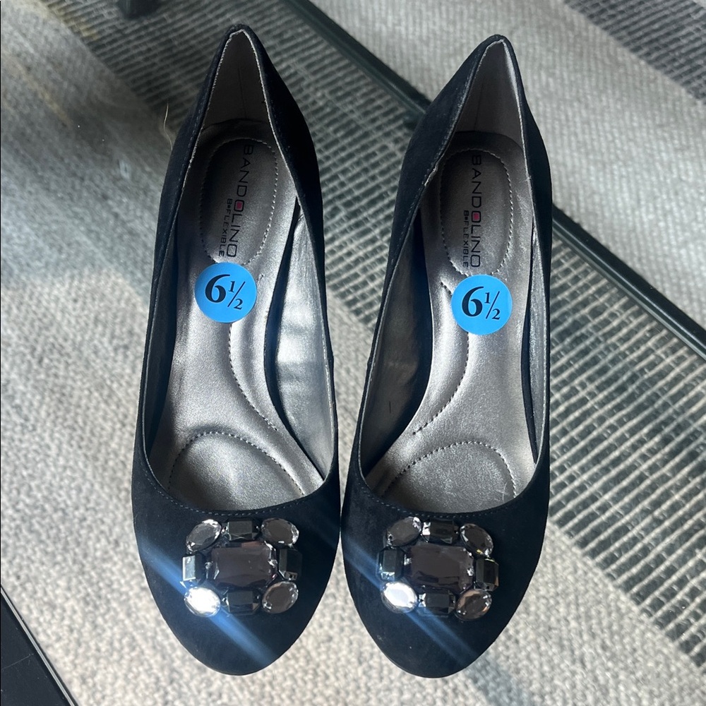 Bandolino Elegant Black Heels with Jewel Accents